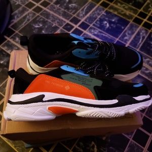 OFF MARKET SNEAKERS.